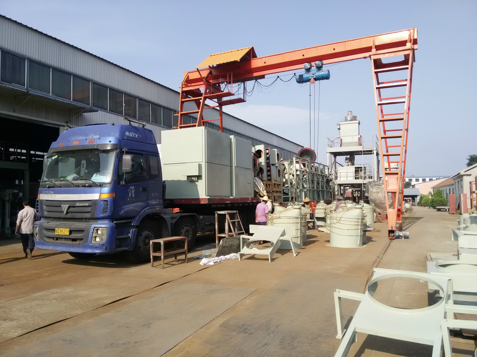 滿載設(shè)備的運輸車輛